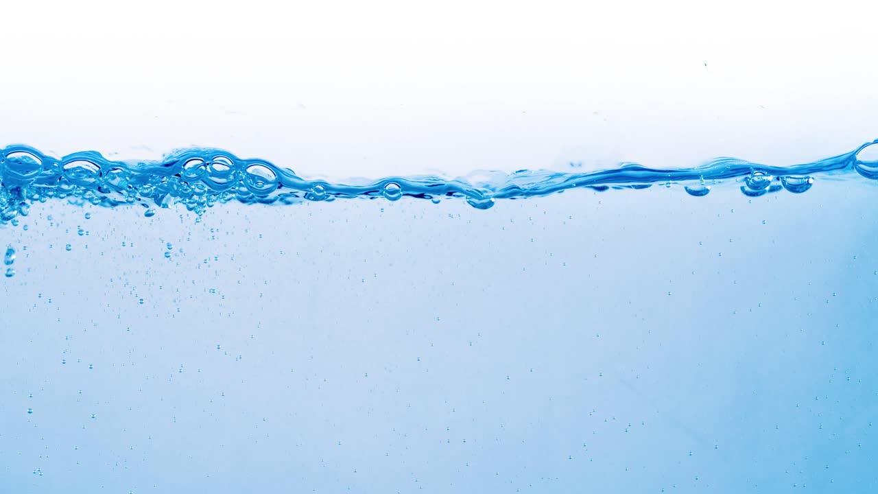 물 속의 많은 거품이 가까이에서, 느린 움직임의 거품과 함께 추상적인 물 파동