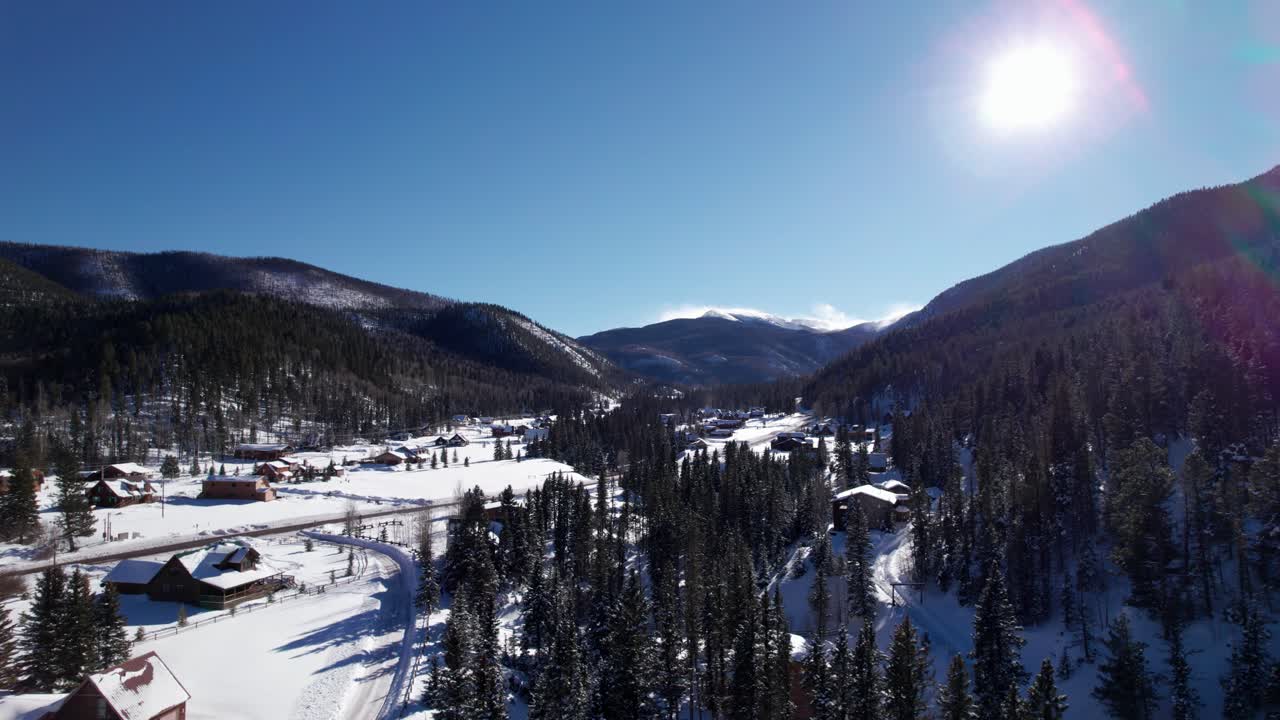 vista aérea de una carretera entre dos picos montañosos nevados