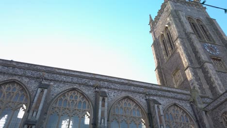 An-Einem-Abend-Im-Juni-2021-Thront-Die-Cromer-Pfarrkirche-über-Der-Skyline-Der-Stadt,-Wenn-Die-Sonne-Die-Spitze-In-Goldenes-Licht-Taucht