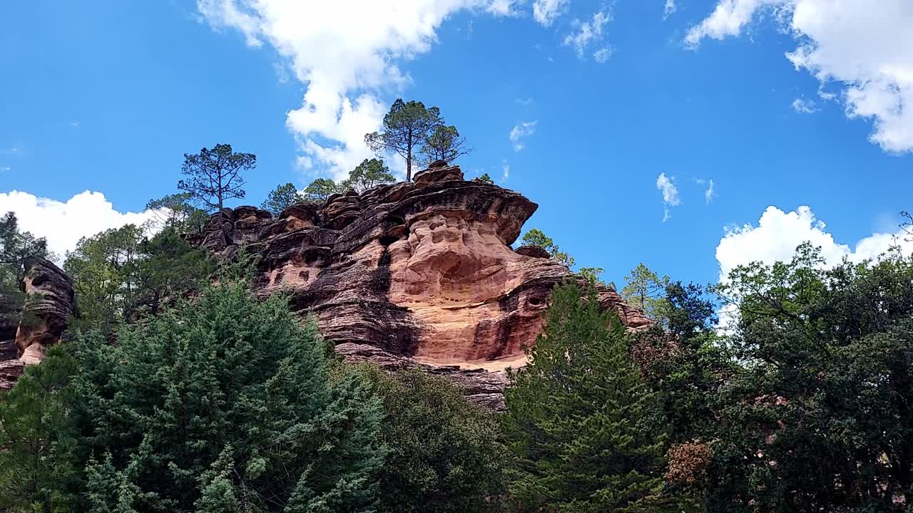 이상한 모양의 바위