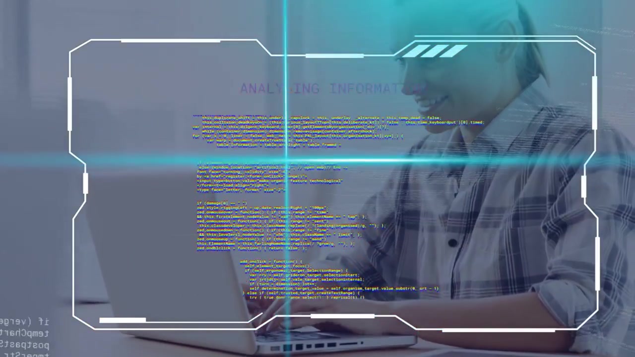 Kvindelig tech-medarbejder taster på bærbar computer ved skrivebord, igangsætter HUD-kodeanimation og afslører et smil.