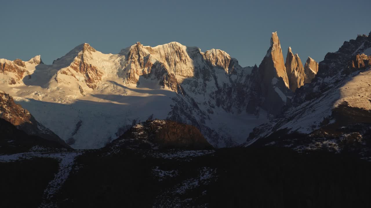 Timelapse della catena montuosa del Cerro Torre nella Patagonia innevata, Argentina, illuminata da una calda luce dorata
