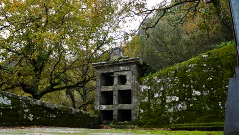 스페인 산 페드로 데 로카스 (san pedro de rocas) 에 있는 수도원 묘지.
