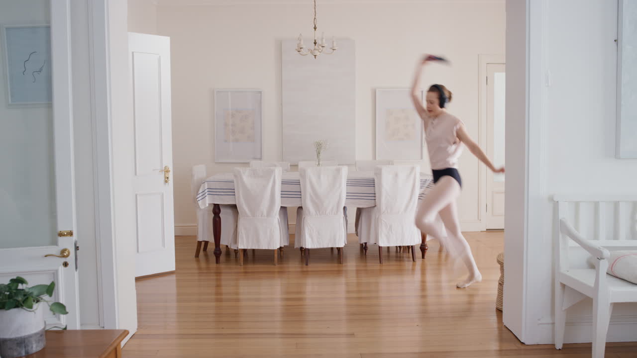 재미있는 십대 소녀 춤추는 자신감으로 카라오케를 노래하는 무관심한 주말을 축하하는 어리석은 춤 동작을 즐기는 재미있는 4k