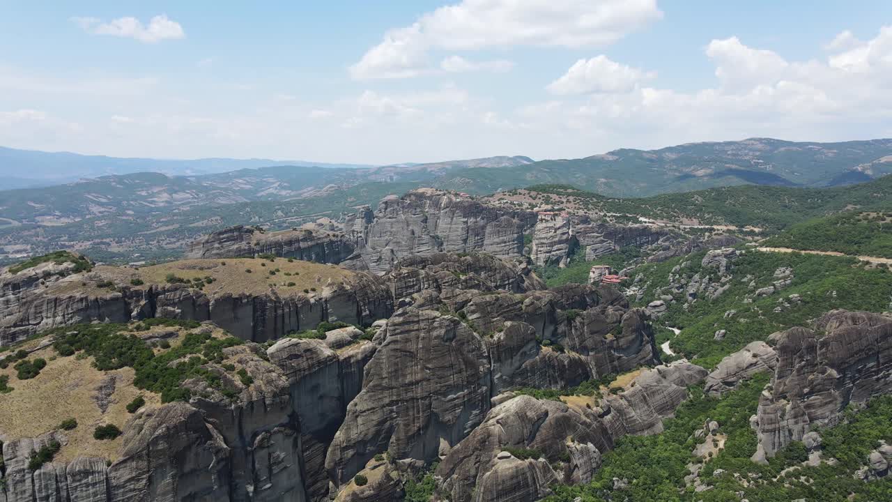 vista panorámica aérea del lugar sagrado de meteora, donde los monasterios ortodoxos están encaramados en las cumbres de formaciones rocosas de forma peculiar