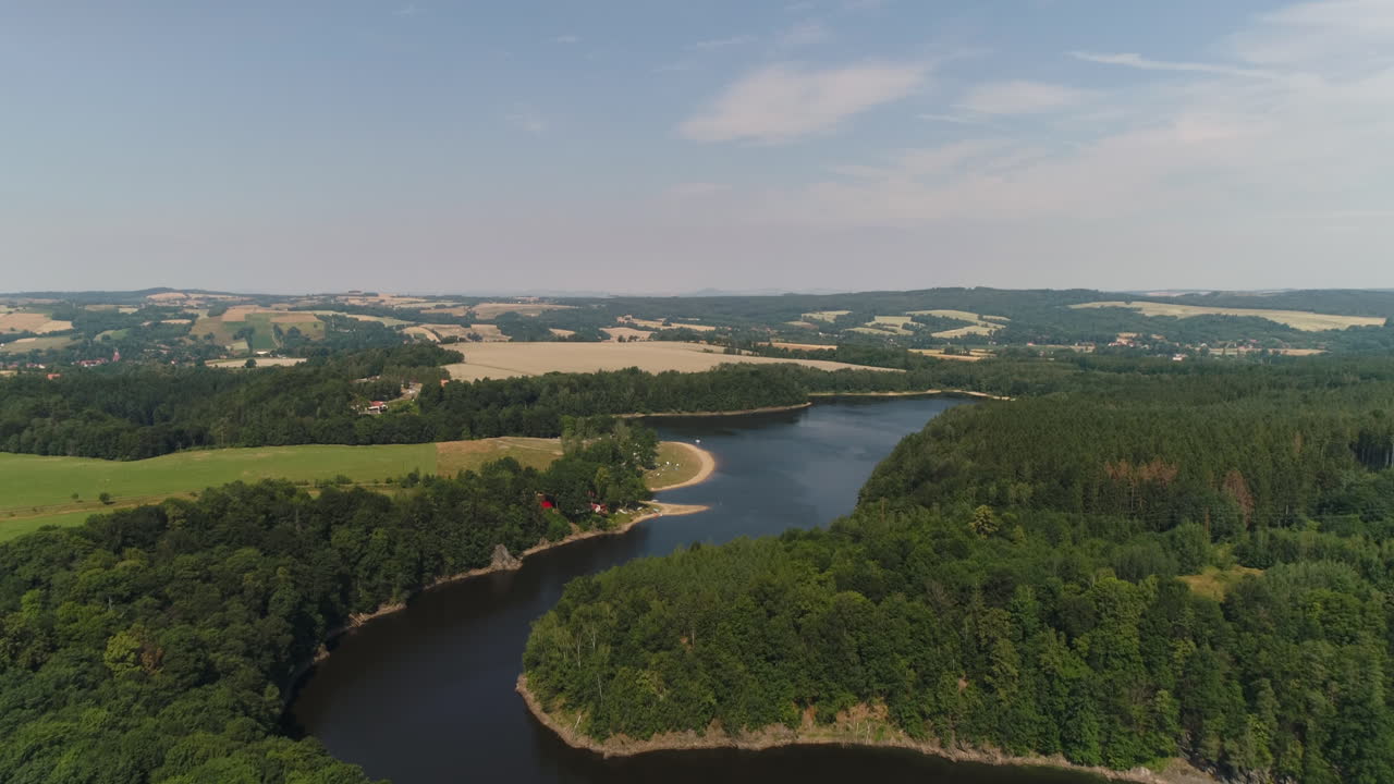Vista aerea di lago e foresta