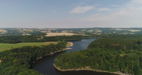 Luftaufnahme-Von-See-Und-Wald