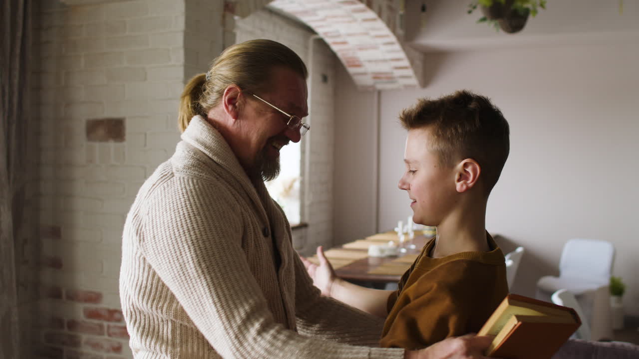 백인 남자가 책을 읽고