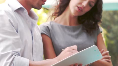 pareja mirando alrededor de su nuevo hogar
