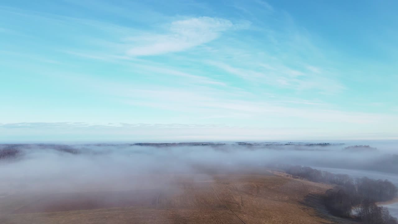 vista aérea del paisaje primaveral brumoso y el pequeño pueblo en la mañana soleada