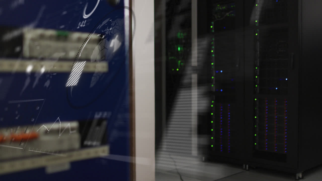 animación de la interfaz con procesamiento de datos sobre el mapa del mundo y el globo contra la sala de servidores de computadora