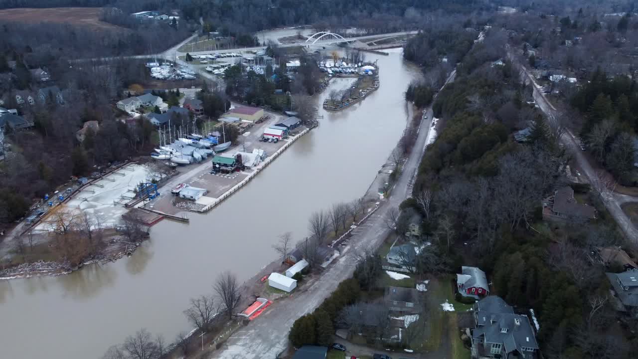 Ripresa aerea cinematografica di distese di pancake ice sul lago Huron a Bayfield, Ontario