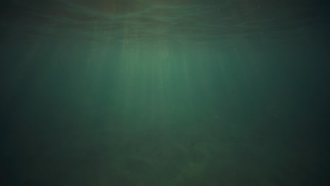 Lichtstrahlen-Funkeln-Unter-Der-Wasseroberfläche-Mit-Goldenem-Glanz