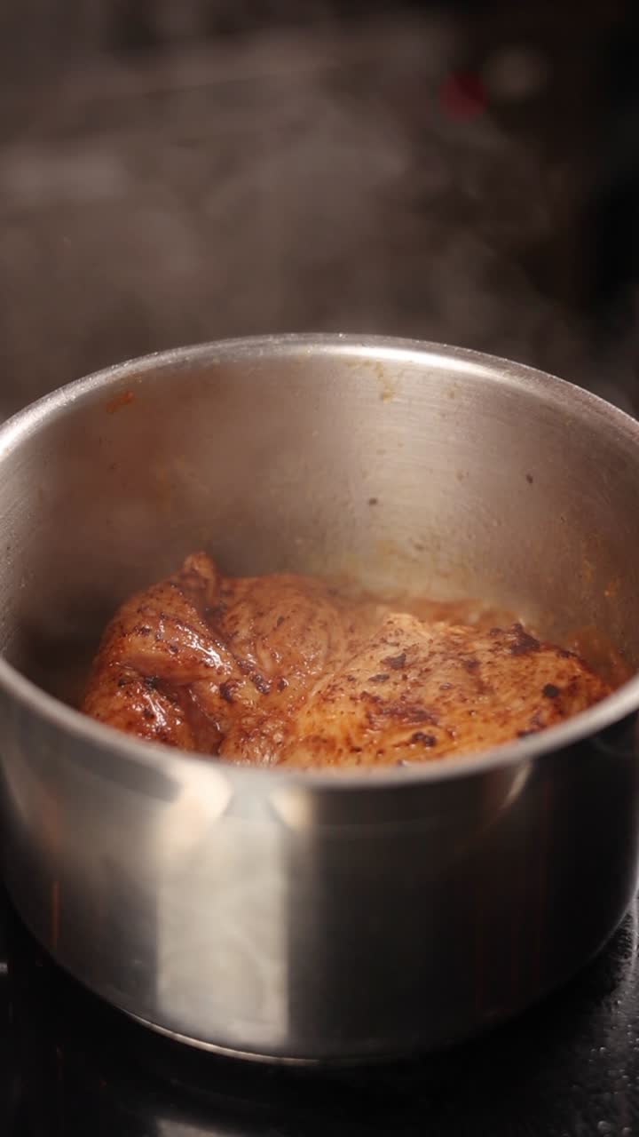 cocinando pollo en una olla