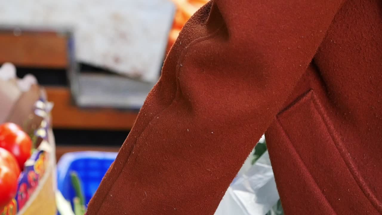 시장에서 브로콜리 및 다른 채소를 보유하고 있는 사람