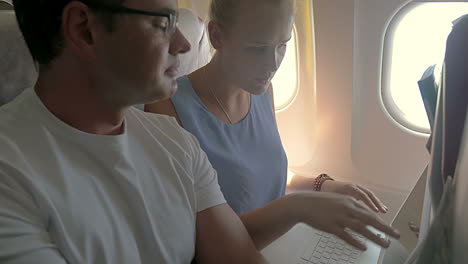 Gente-De-Negocios-Trabajando-Durante-El-Vuelo