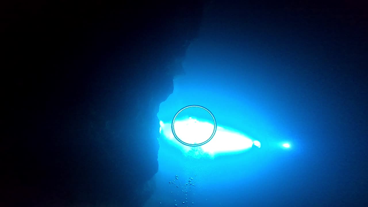 맑은 수중 동굴에서 표면으로 올라가는 버블 링