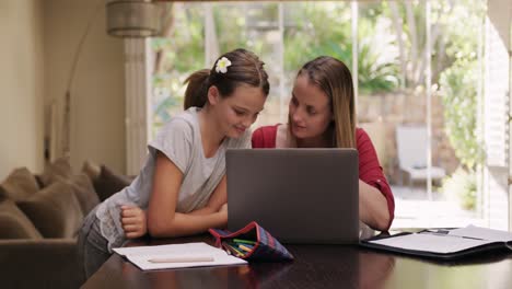 madre e hija mirando la computadora portátil