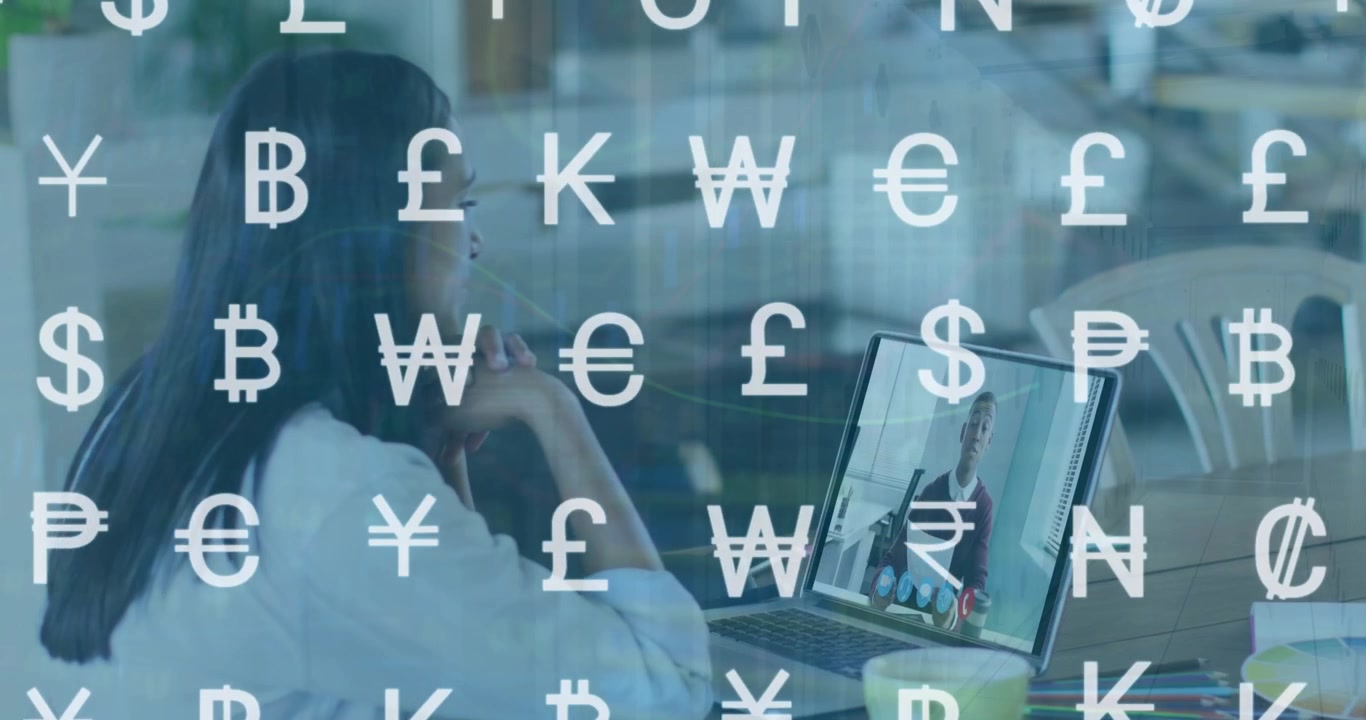 Animazione di simboli di valuta sopra una donna in videochiamata sul laptop.