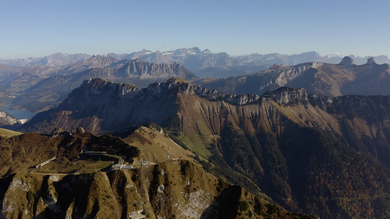 alta órbita aérea alrededor de la cumbre en los prealpes suizos