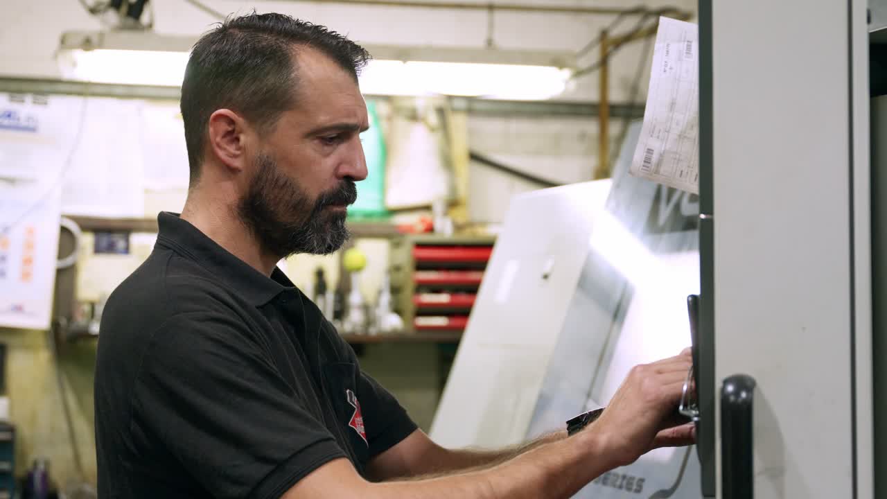 Operaio che utilizza un macchinario in una fabbrica