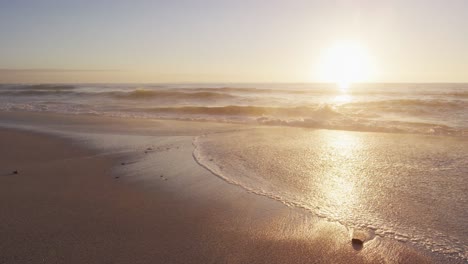 Sonnenuntergang-Und-Meer-Mit-Wellen-Und-Blauem-Himmel-Am-Leeren,-Sonnigen-Strand