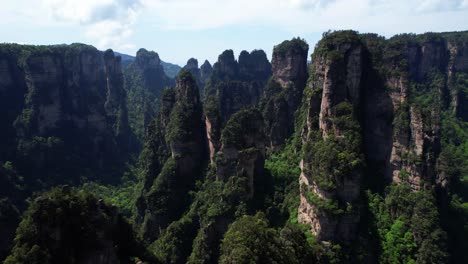 Aerial-backwards-shot-of-Yuanjiajie-karstic-pillars-in-Zhangjiajie-National-Forest-Park