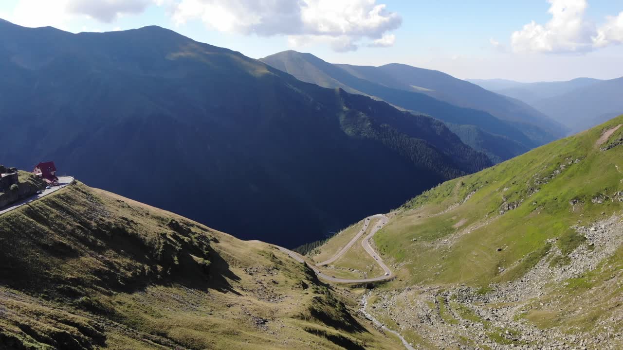 Vista aerea, drone che sorvola i monti Transfăgărășan in Romania.