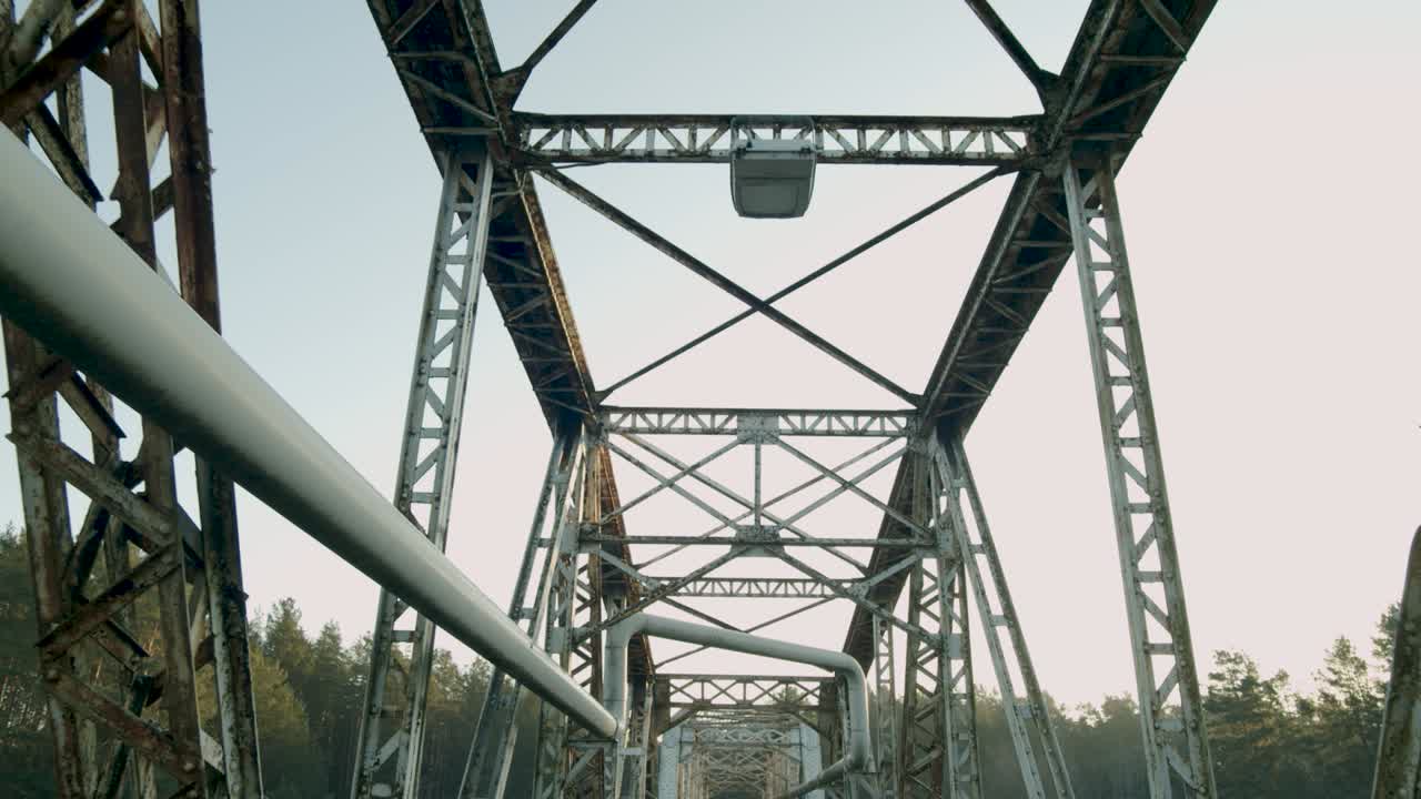 오래 된 좁은 게이지 철도 기차 강철 다리 녹색 철도