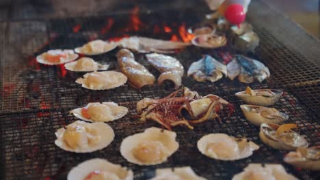 conchas y mariscos en la parrilla de la playa barbacoa, de cerca tiro 4k