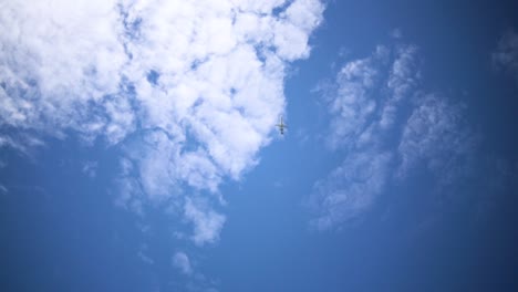 avión en un cielo azul nublado