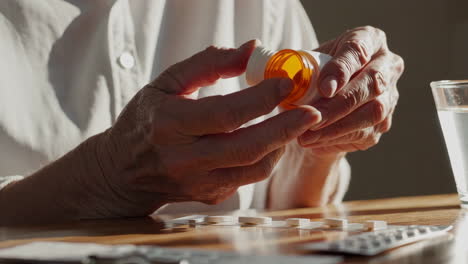 persona de edad avanzada que toma medicamentos