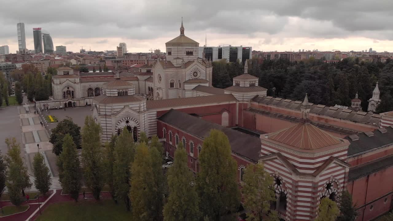 밀라노 기념비 묘지의 공중 궤도 샷