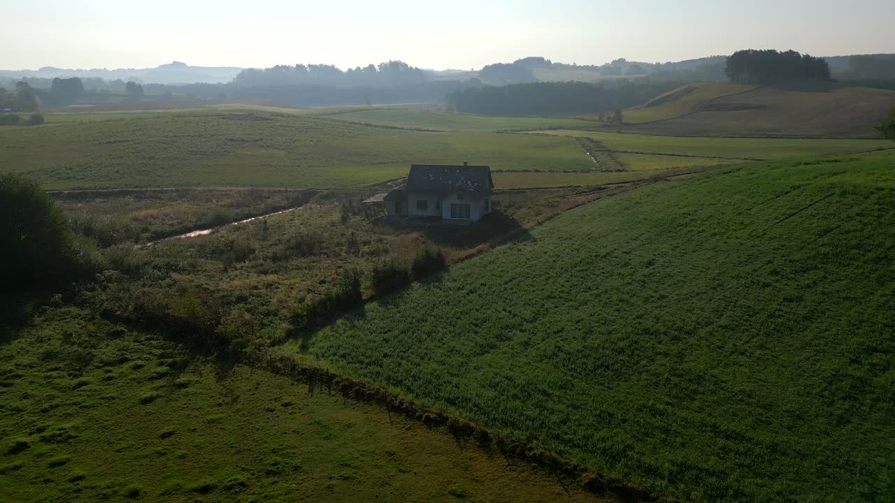 Vista Aerea di un Casale in una Campagna Serena