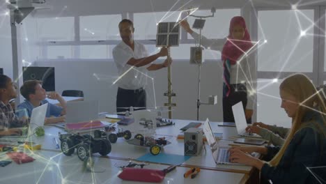 ingenieros que presentan un panel solar ecológico con una red de conexiones en movimiento