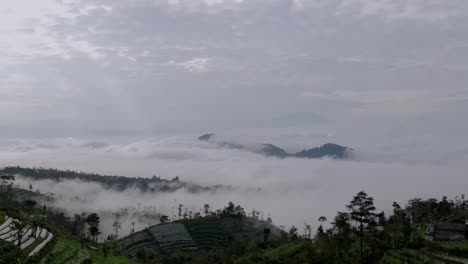 Valle-Envuelto-En-Niebla,-Amplio-Panorama-Aéreo