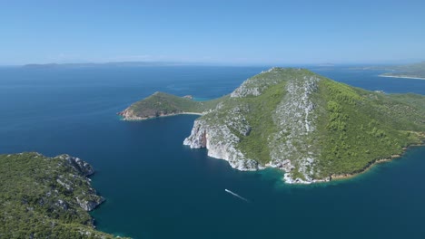 Cinemático-Girando-Un-Clip-De-Drones-De-4k-Sobre-Las-Aguas-Azules-Tropicales-De-Toroni-En-Chalidiki-Con-Algunos-Barcos-Pasando