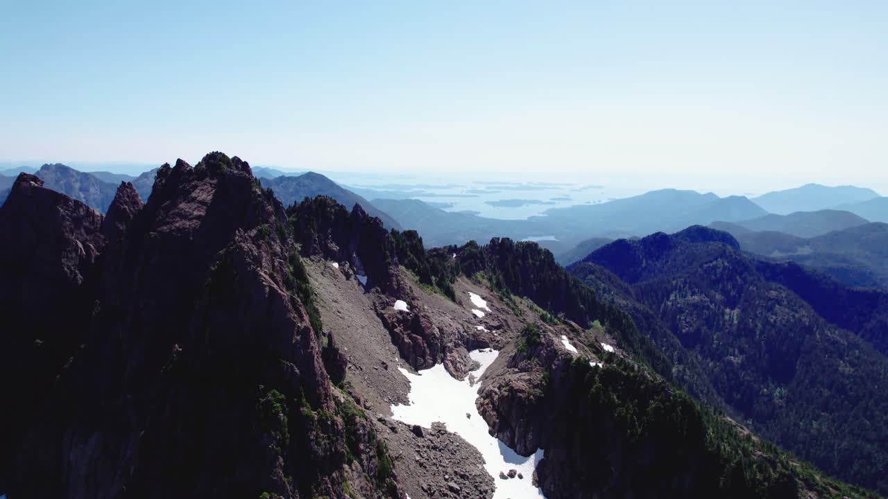 그림자 공중 팬 왼쪽의 들쭉날쭉 한 산 - mackenzie range, vancouver island, bc, canada