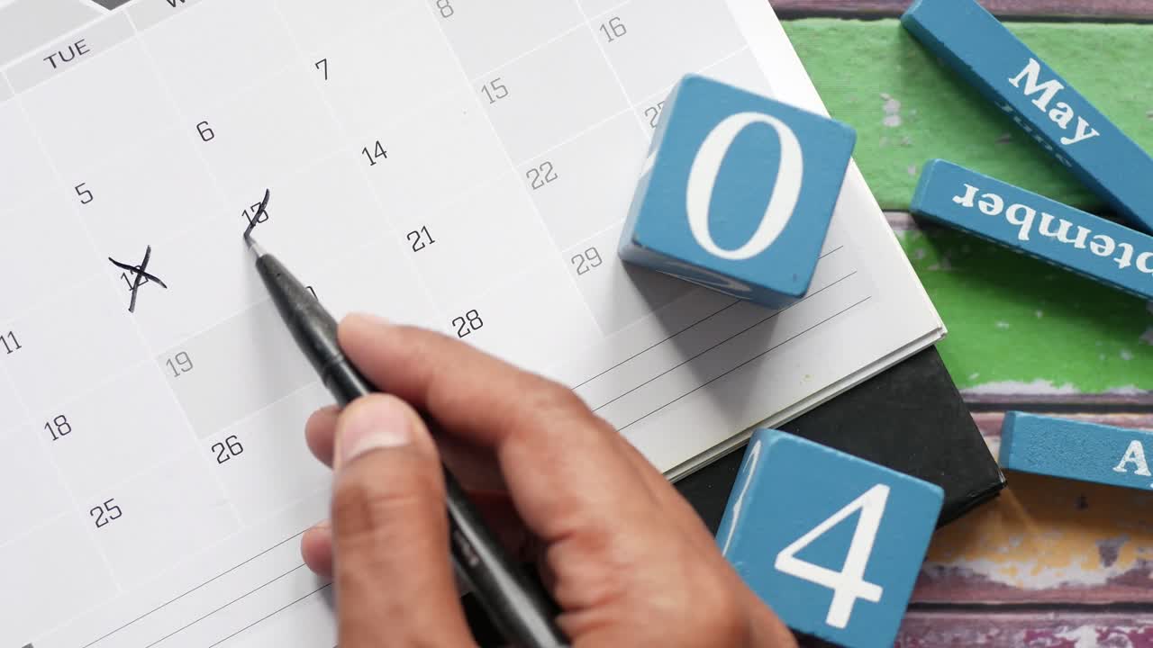 planificación manual en el calendario con bloques de madera