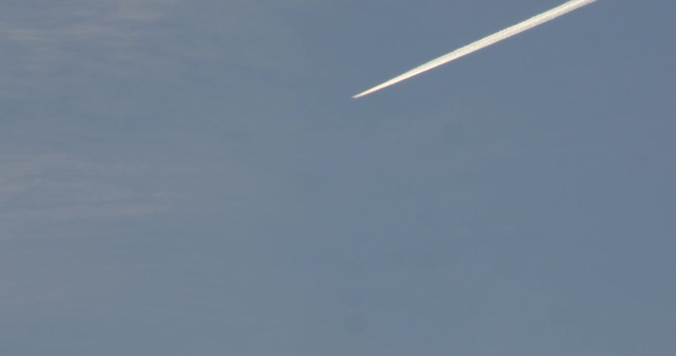 Ripresa dal Basso della Scia di Condensazione di un Aereo, a Rhyl