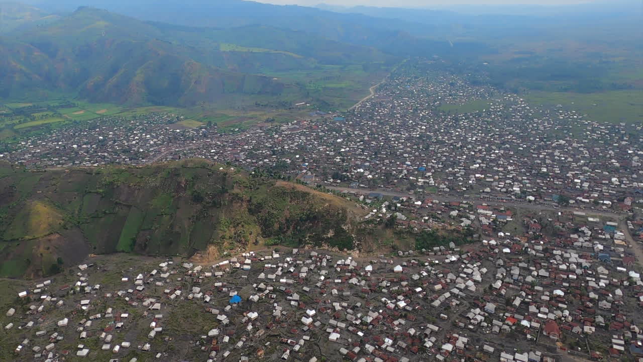 vuelo brumoso sobre sake, congo con campos de cultivo en empinadas laderas mtn