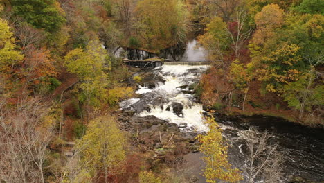 Un-Dron-Aéreo-Disparó-Sobre-El-Colorido-Follaje-De-Otoño-En-El-Norte-Del-Estado-De-Nueva-York