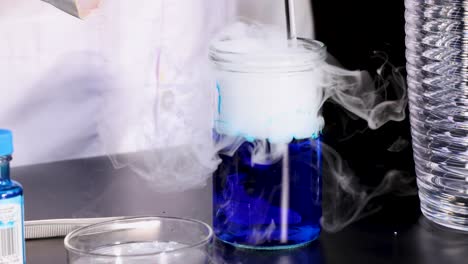 el hielo seco reacciona con el agua, creando humo.