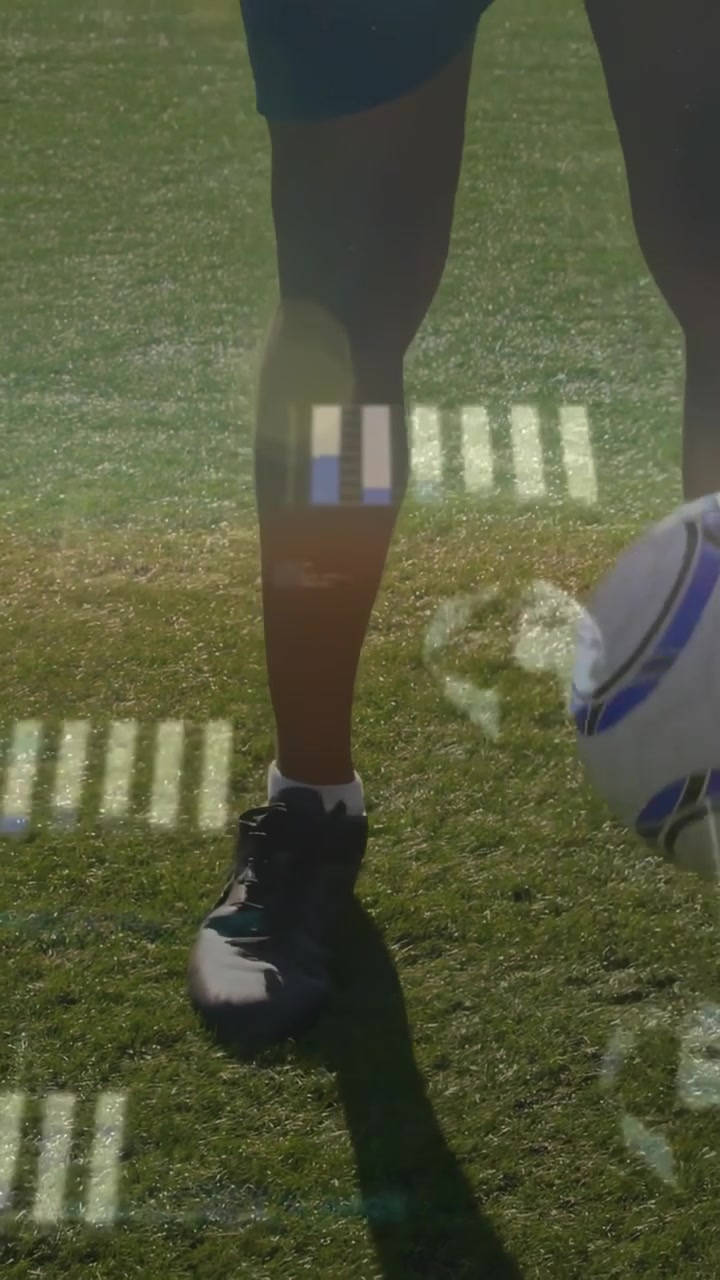 縦型動画：サッカー選手がトレーニングでボールを操り、ステップを踏み、キックする。バーが表示され、足元には地球儀が重なる。