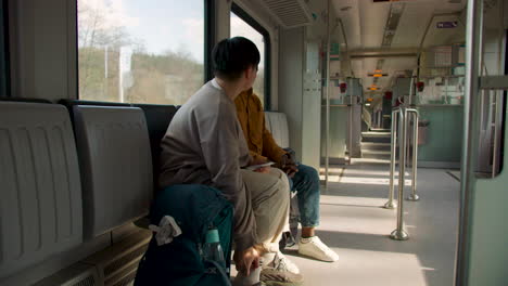 amigos hablando en el tren