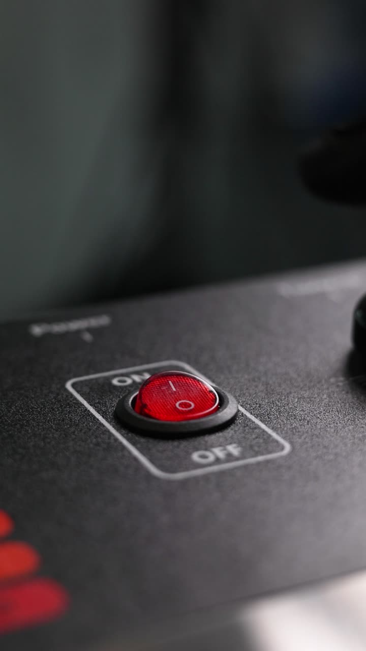 primer plano de un interruptor de energía industrial presionado