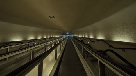 Timelapse-Del-Paso-Por-El-Túnel-En-Travelator-En-El-Aeropuerto