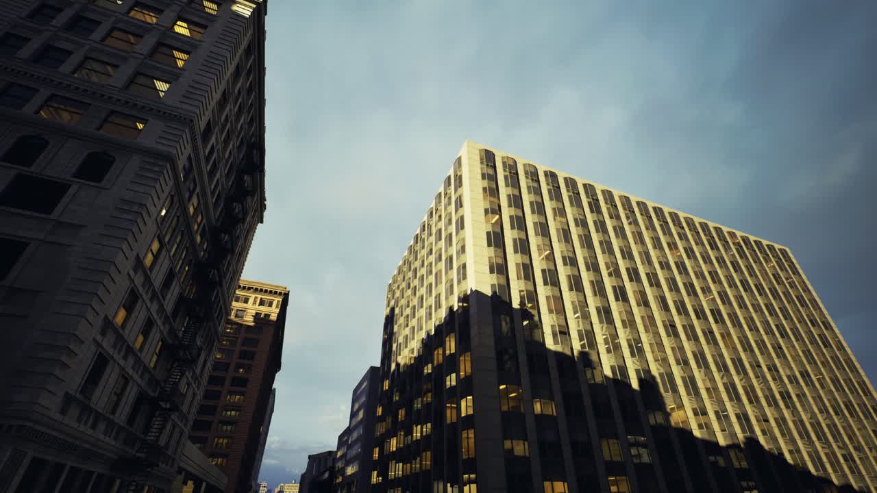 Arranha-céus urbanos iluminados pelo brilho quente do entardecer e sombras.