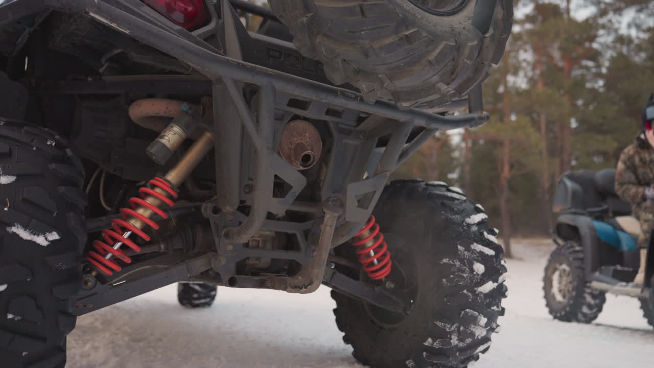 Acrobazie avventurose con veicoli da neve. Uno sfondo vibrante mette in risalto emozionanti esibizioni di quad da neve fuoristrada. Avventura dinamica sulla neve con audaci acrobazie in quad su uno sfondo colorato ed energico.