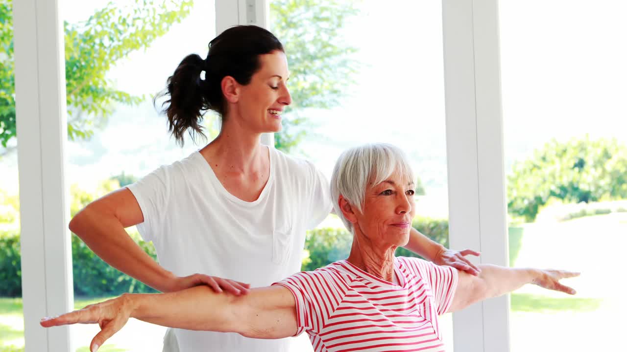 소파에 앉아서 거실에서 사진 앨범을 보는 소녀